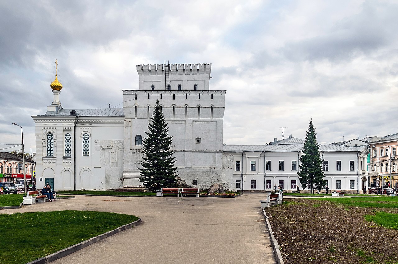 Znamenskaya Tower in Yaroslavl 01.jpg