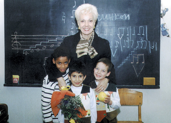  Малкият Виктор (в ляво) е участвал във фондацията на Райна Кабаиванска