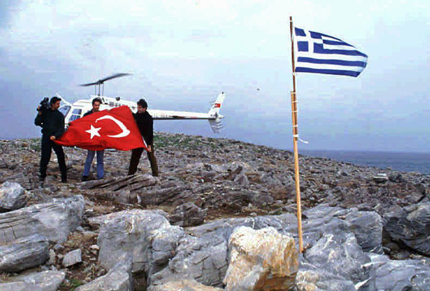 Турецкие журналисты поднимают турецкий флаг на острове Имиа