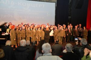Всички участници и публика под диригентството на маестро академик Виолета Ковачева пеят Моя страна, моя България